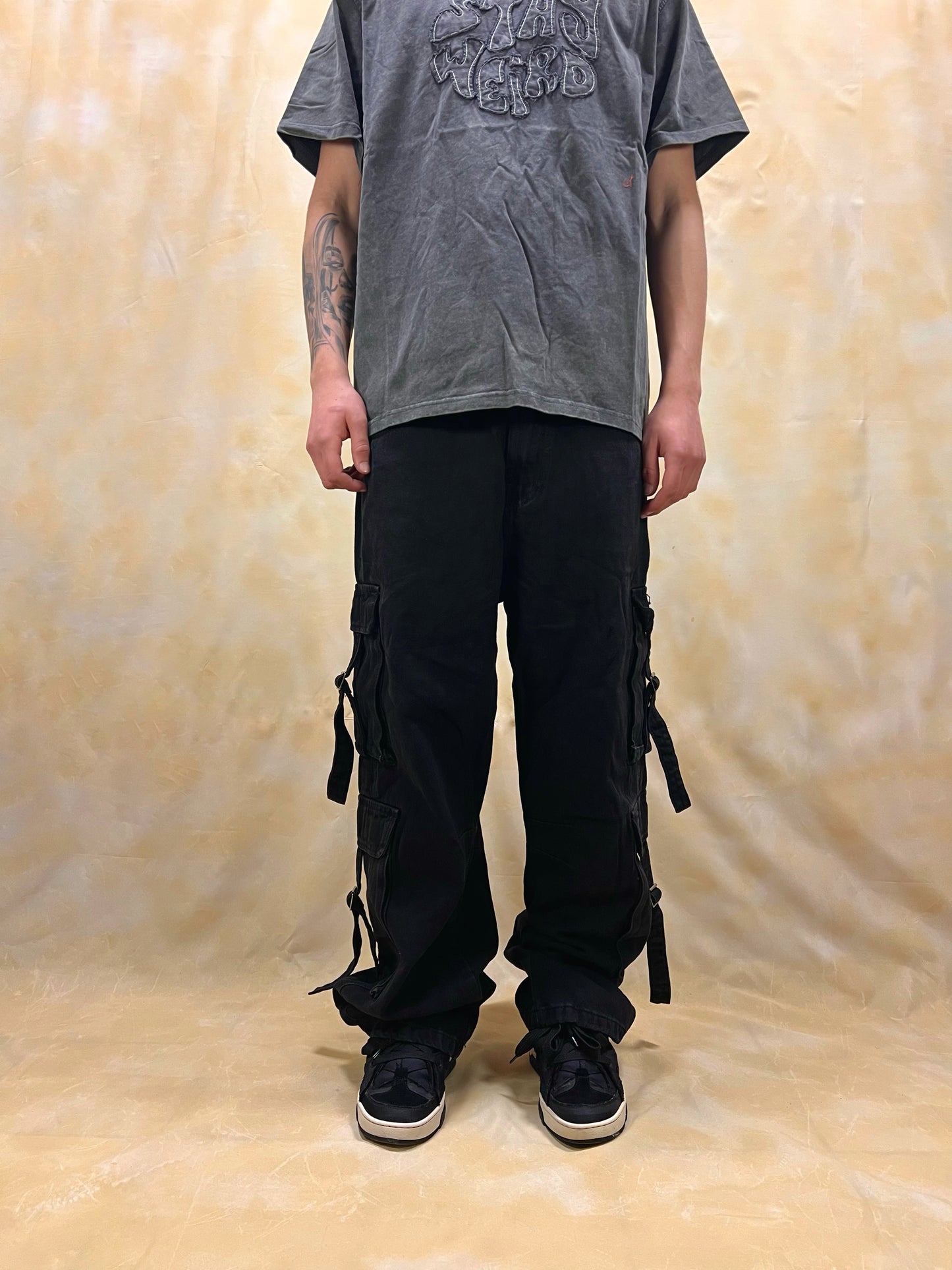 JEANS CARGO BAGGY FIT NERI CON TASCHE UTILITY E FIBBIE
