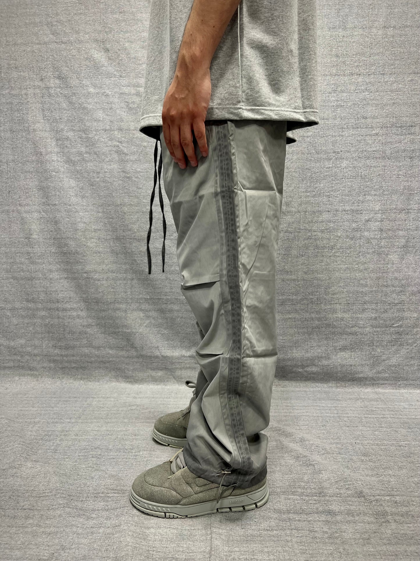 PANTALONI PARACHUTE RELAXED FIT GRIGI IN TESSUTO TECNICO EFFETTO SLAVATO