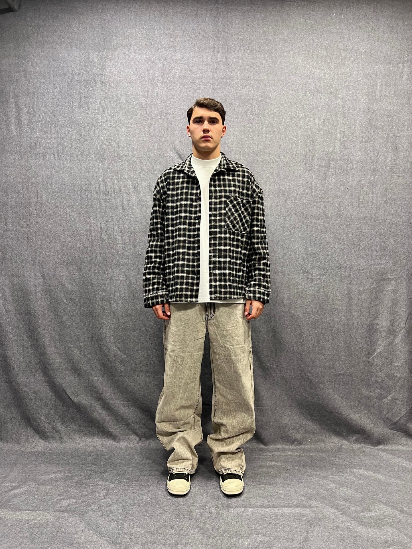 CAMICIA REGULAR FIT NERA CON STRUTTURA A QUADRI PLAID IN FLANELLA