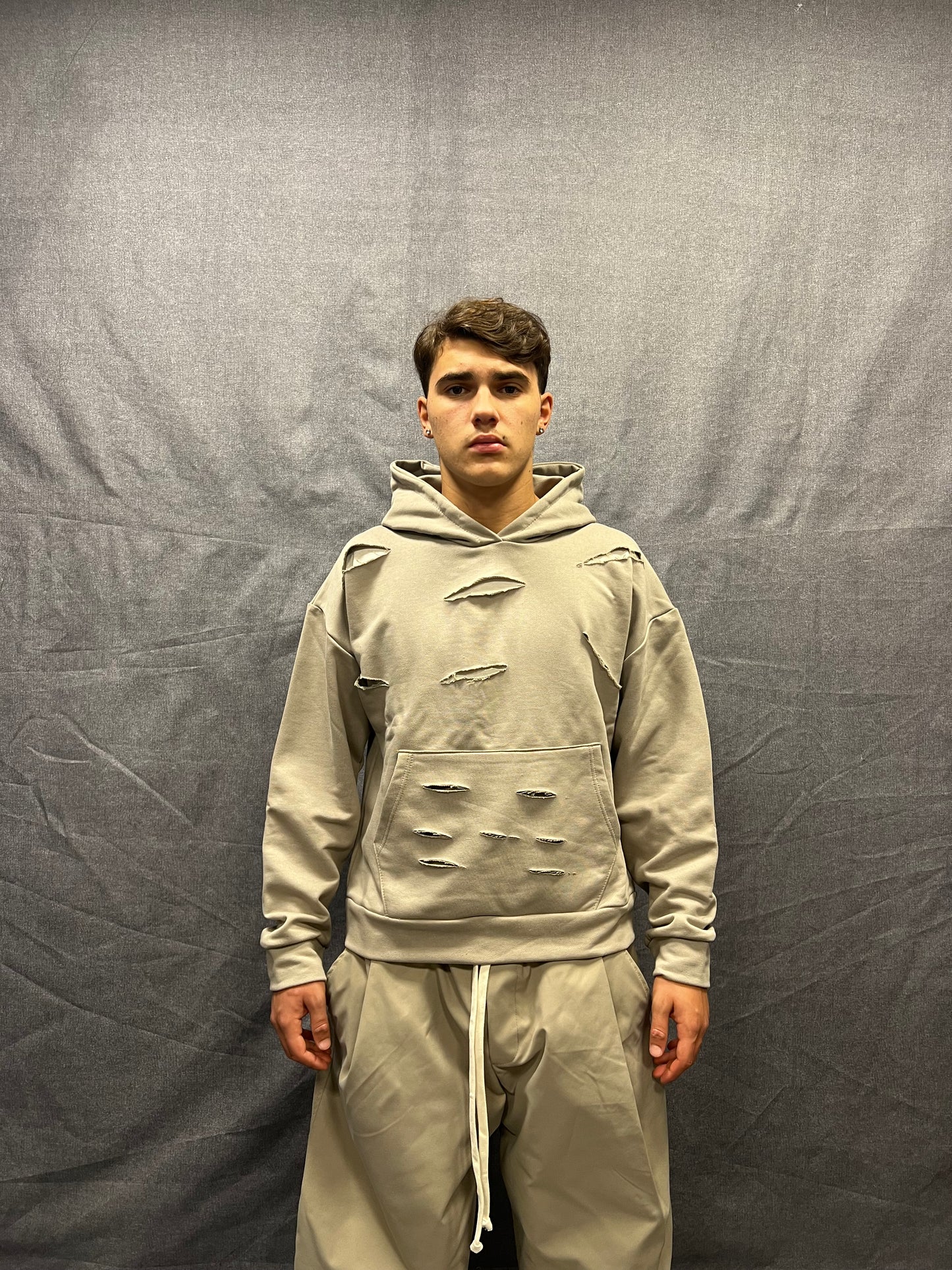 FELPA BOXY FIT GRIGIO PIETRA CON CAPPUCCIO LACERATA CON STAMPA