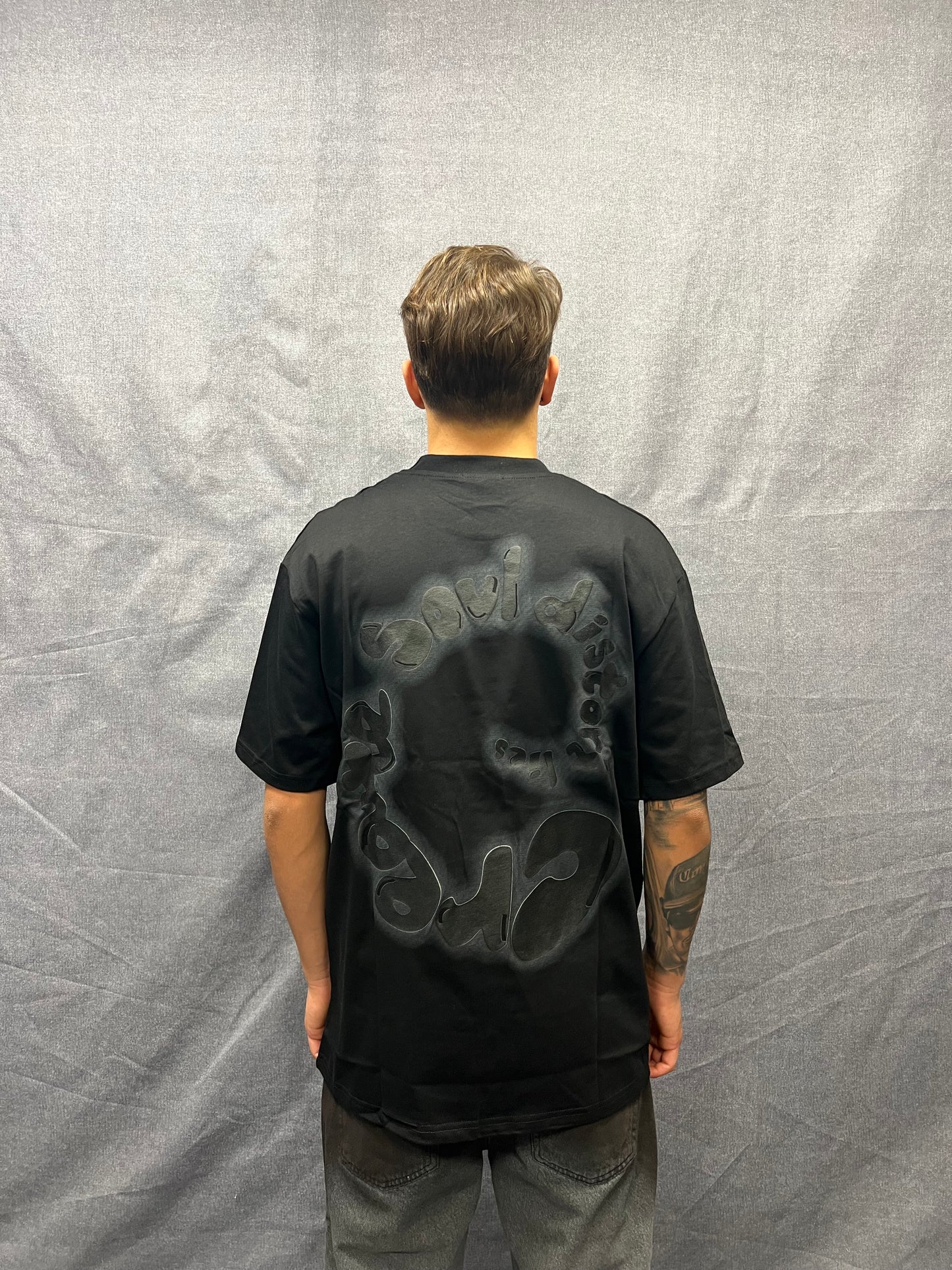 T-SHIRT BOXY FIT NERA CON STAMPA GRAFICA IN RILIEVO