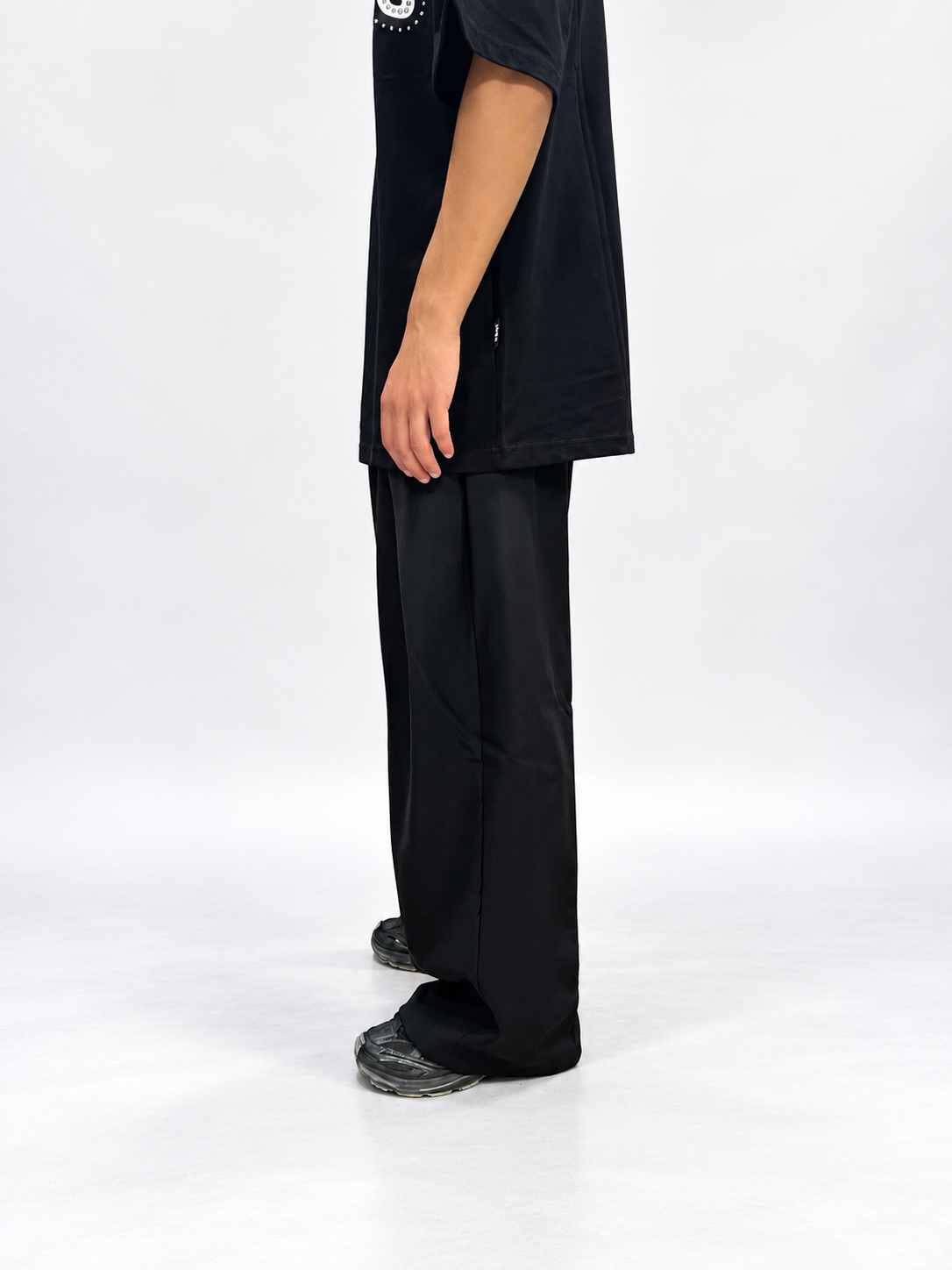 PANTALONI LOOSE FIT NERI CON VITA ELASTICIZZATA E PINCE
