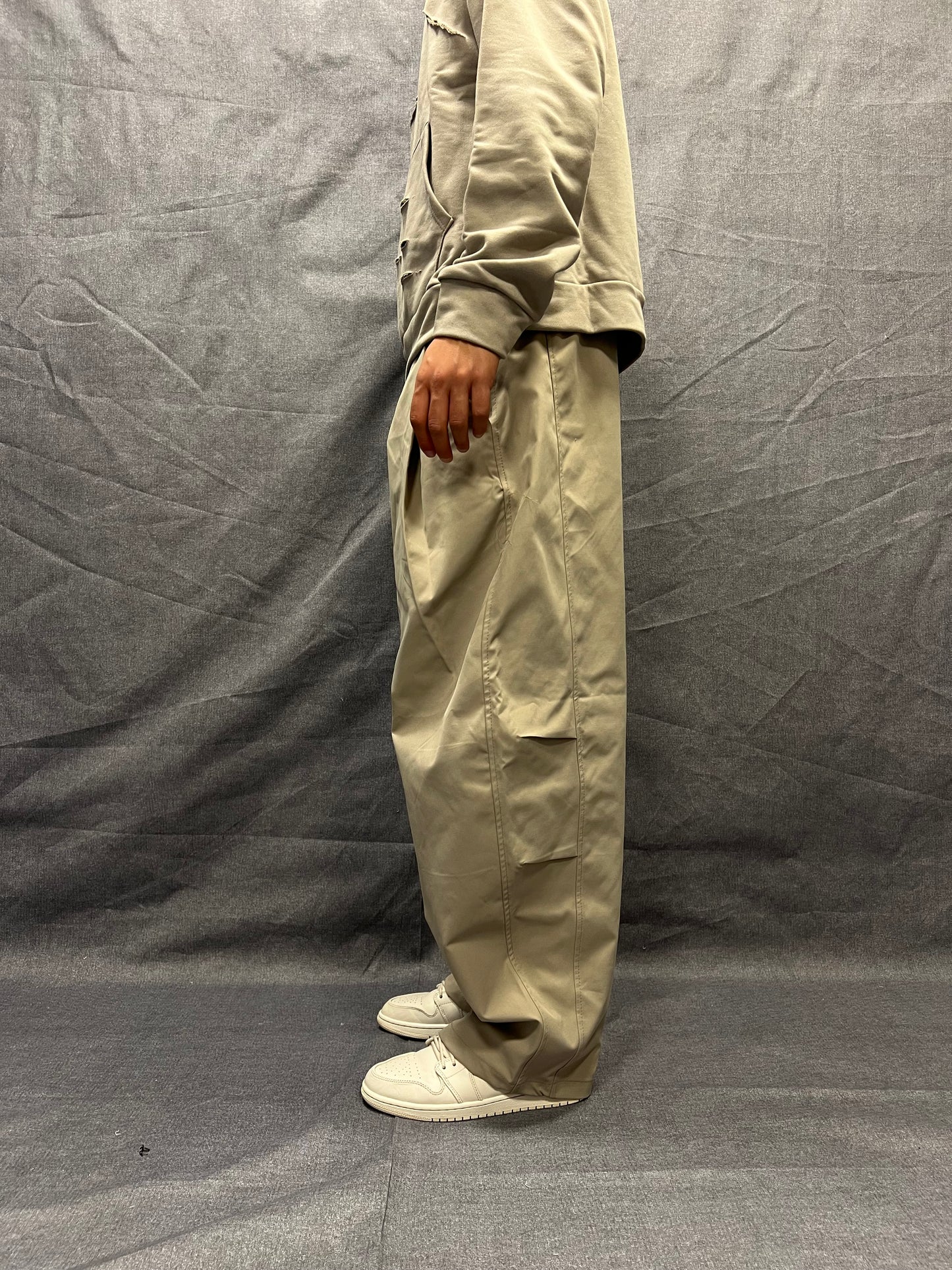 PANTALONI BALLOON FIT TORTORA IN TESSUTO TECNICO