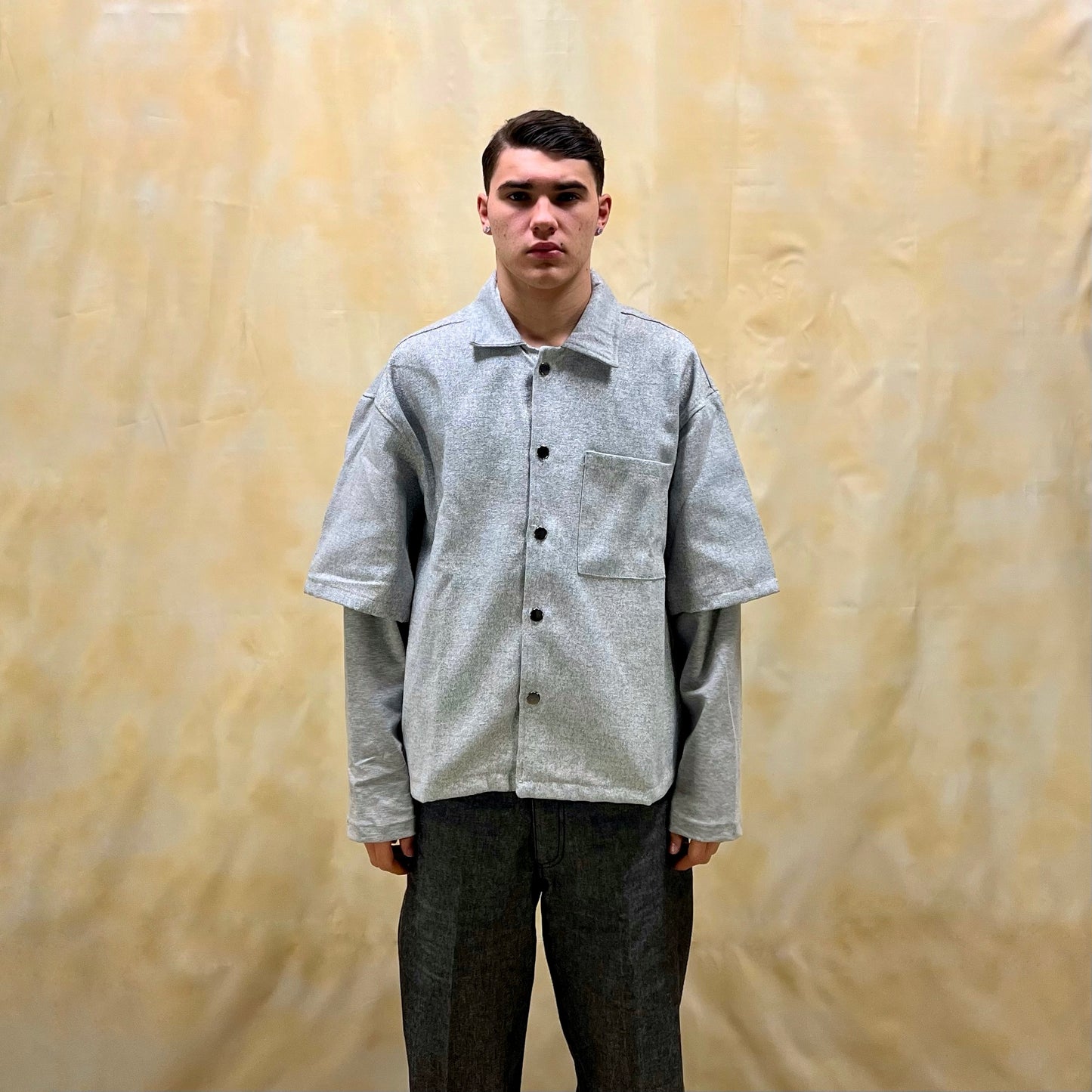 CAMICIA BOXY CROPPED FIT GRIGIO MÉLANGE CON DOPPIA MANICA