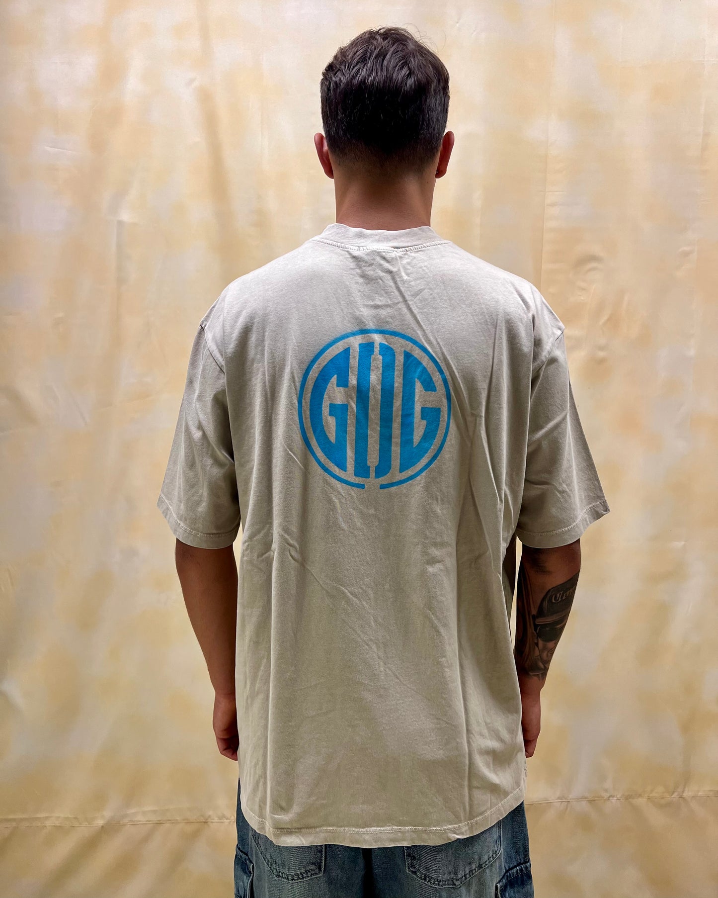T-SHIRT BOXY FIT BEIGE CON STAMPA GRAFICA LOGO