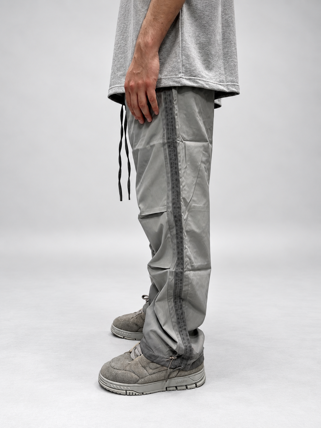 PANTALONI PARACHUTE RELAXED FIT GRIGI IN TESSUTO TECNICO EFFETTO SLAVATO