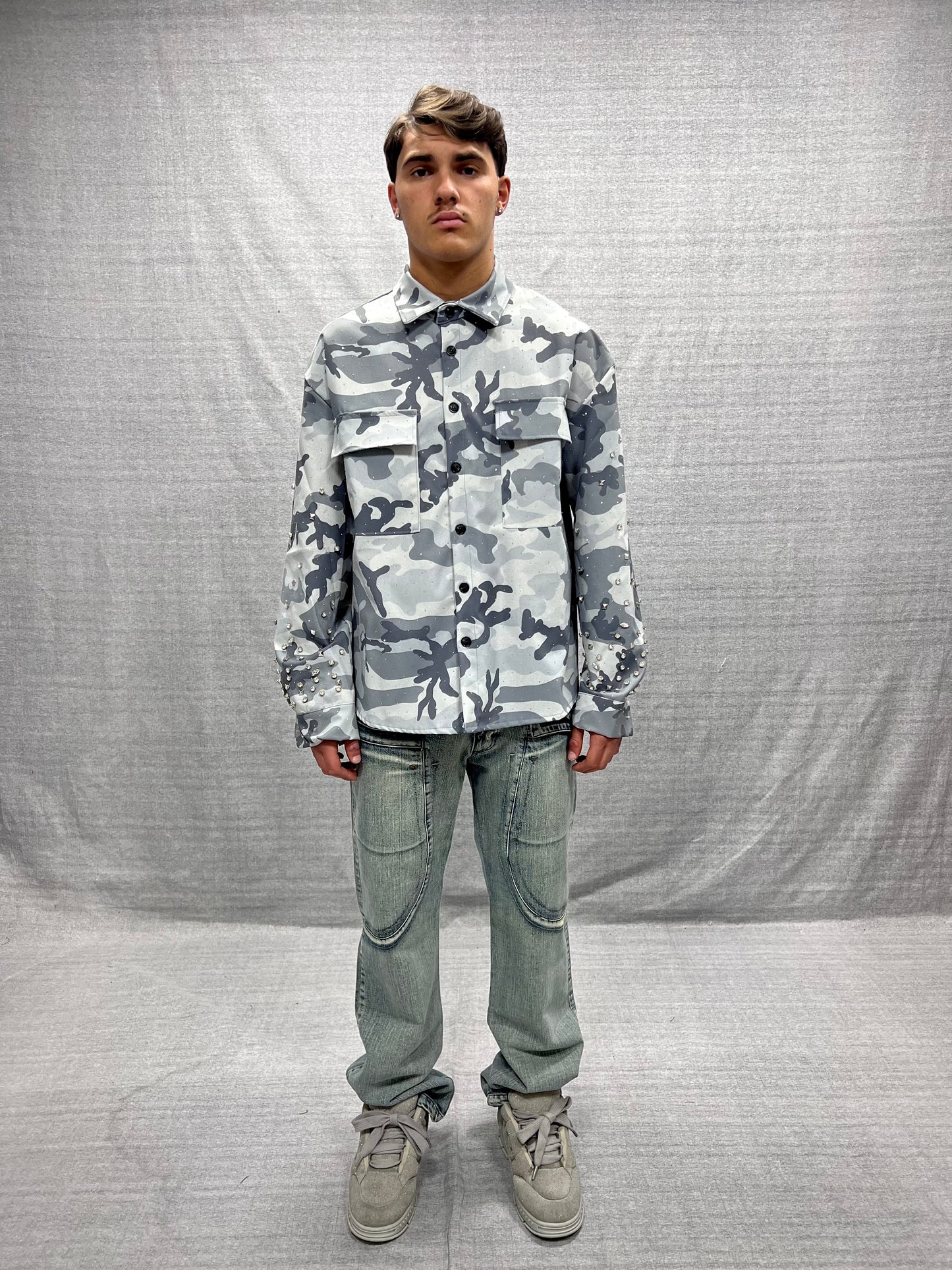 CAMICIA RELAXED FIT GRIGIA CAMOUFLAGE MILITARE CON BRILLANTINI E APPLICAZIONI