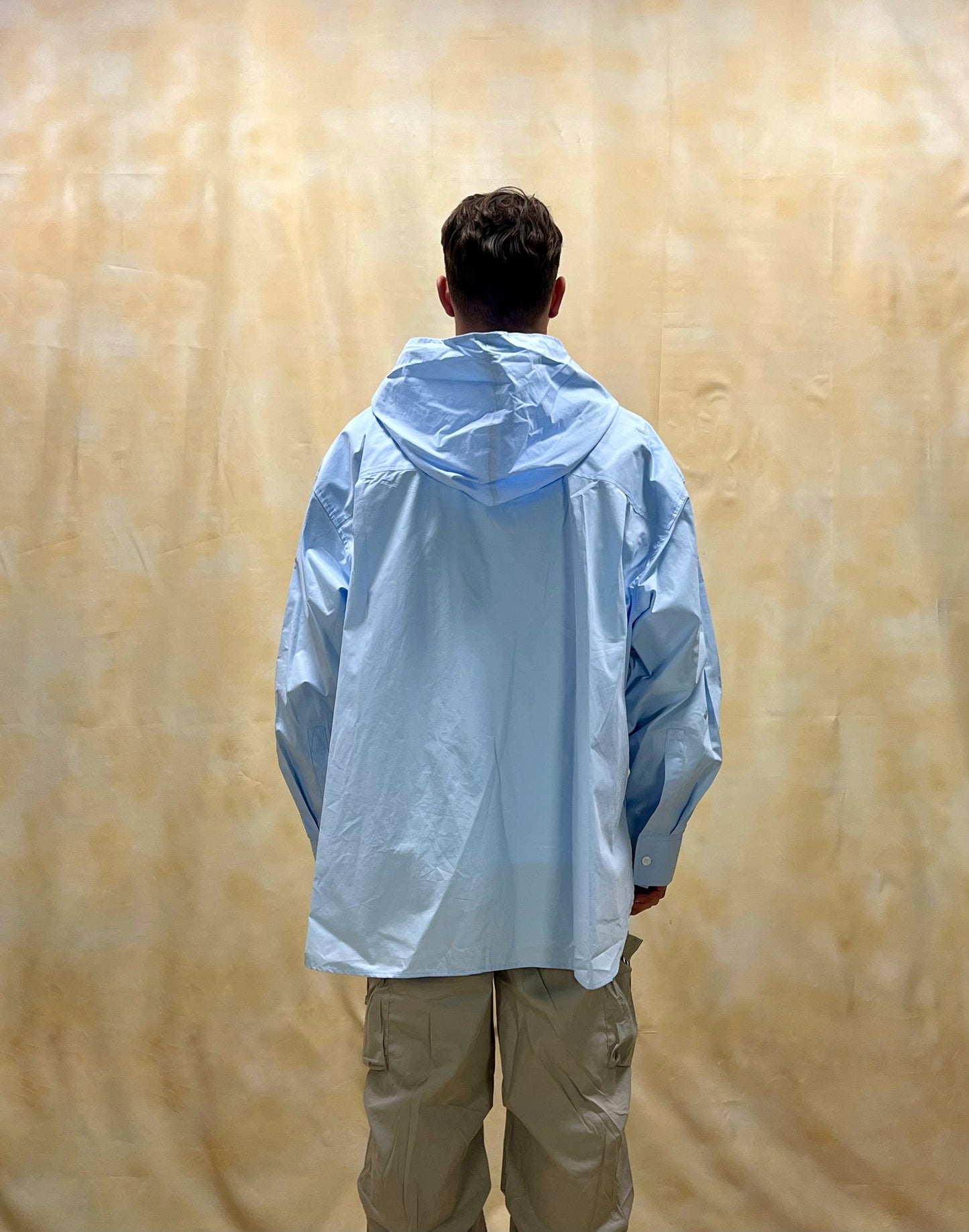 CAMICIA OVERSIZE FIT AZZURRA CON CAPPUCCIO