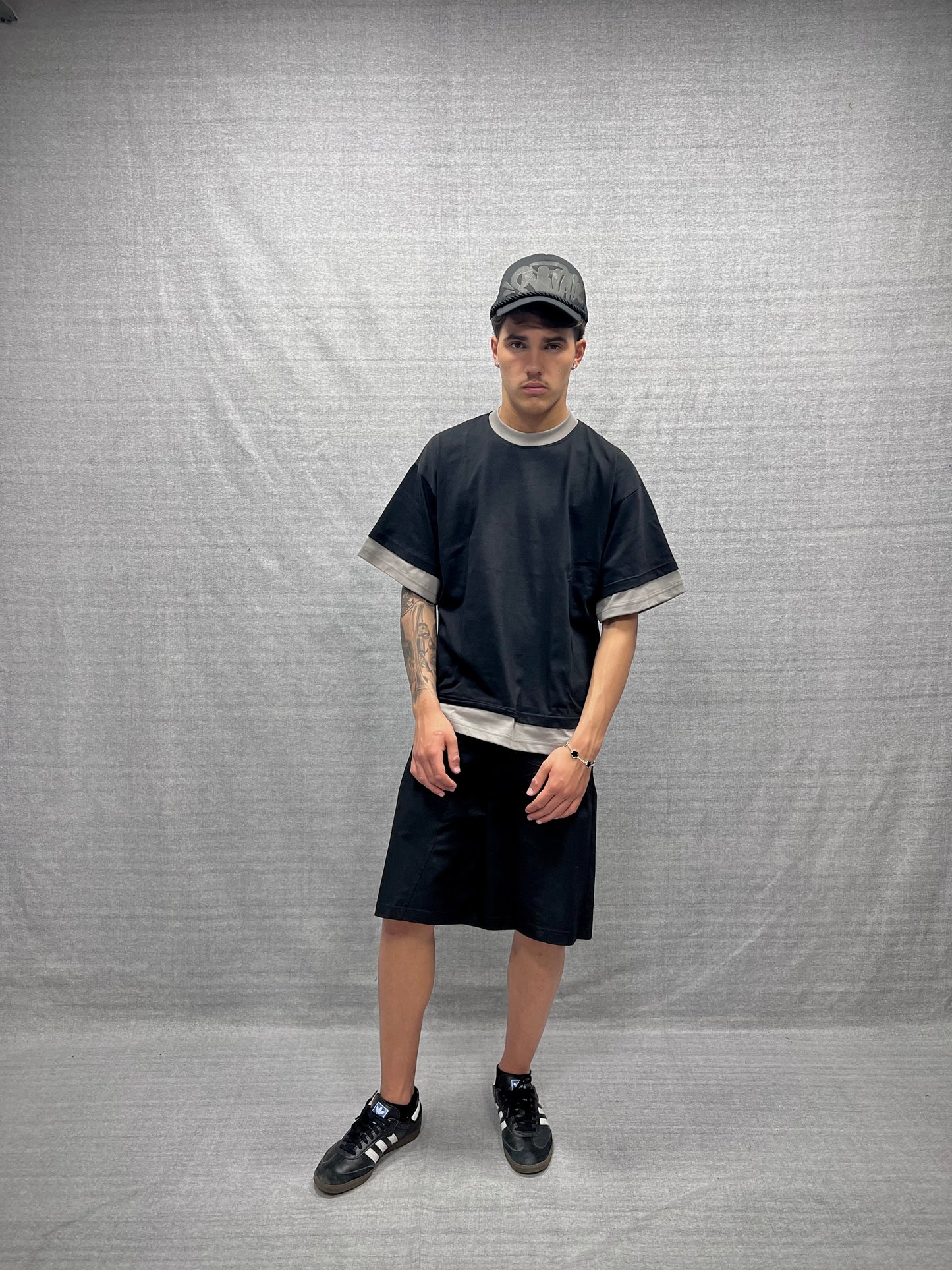 T-SHIRT BOXY FIT NERA E TORTORA CON DOPPIE MANICHE E STAMPA GRAFICA