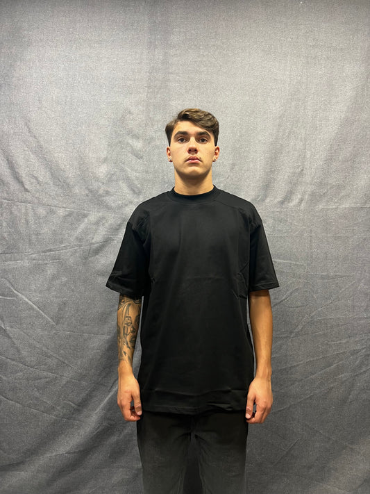 T-SHIRT BOXY FIT NERA CON STAMPA GRAFICA IN RILIEVO