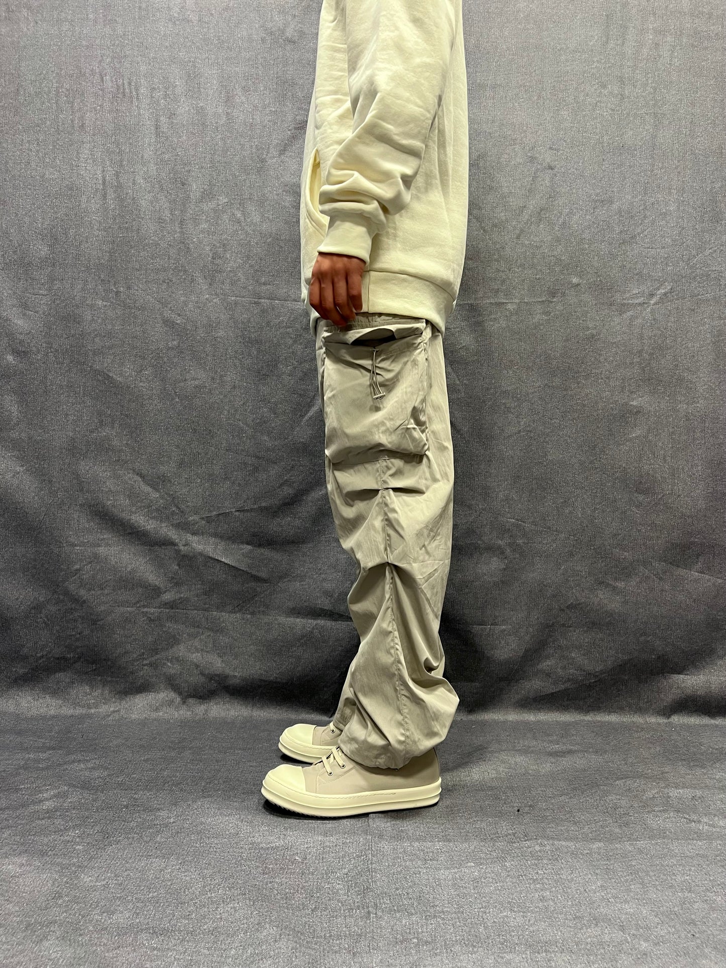 PANTALONI PARACHUTE CARGO RELAXED FIT TORTORA IN TESSUTO TECNICO