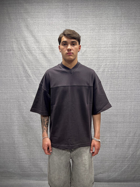 T-SHIRT JERSEY BOXY FIT GRIGIO SCURO CON SCOLLO A V E STAMPA GRAFICA SLAVATA
