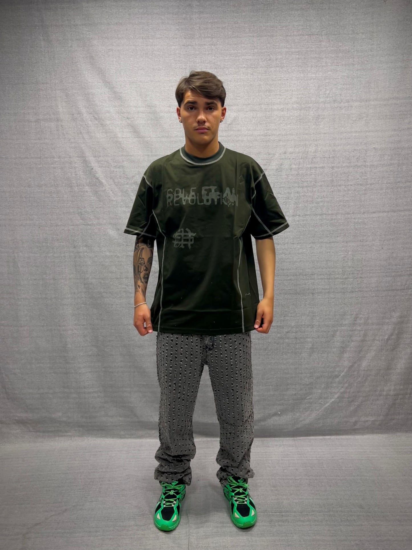 T-SHIRT BOXY FIT VERDE CON STAMPA GRAFICA TONO SU TONO E CUCITURE A CONTRASTO
