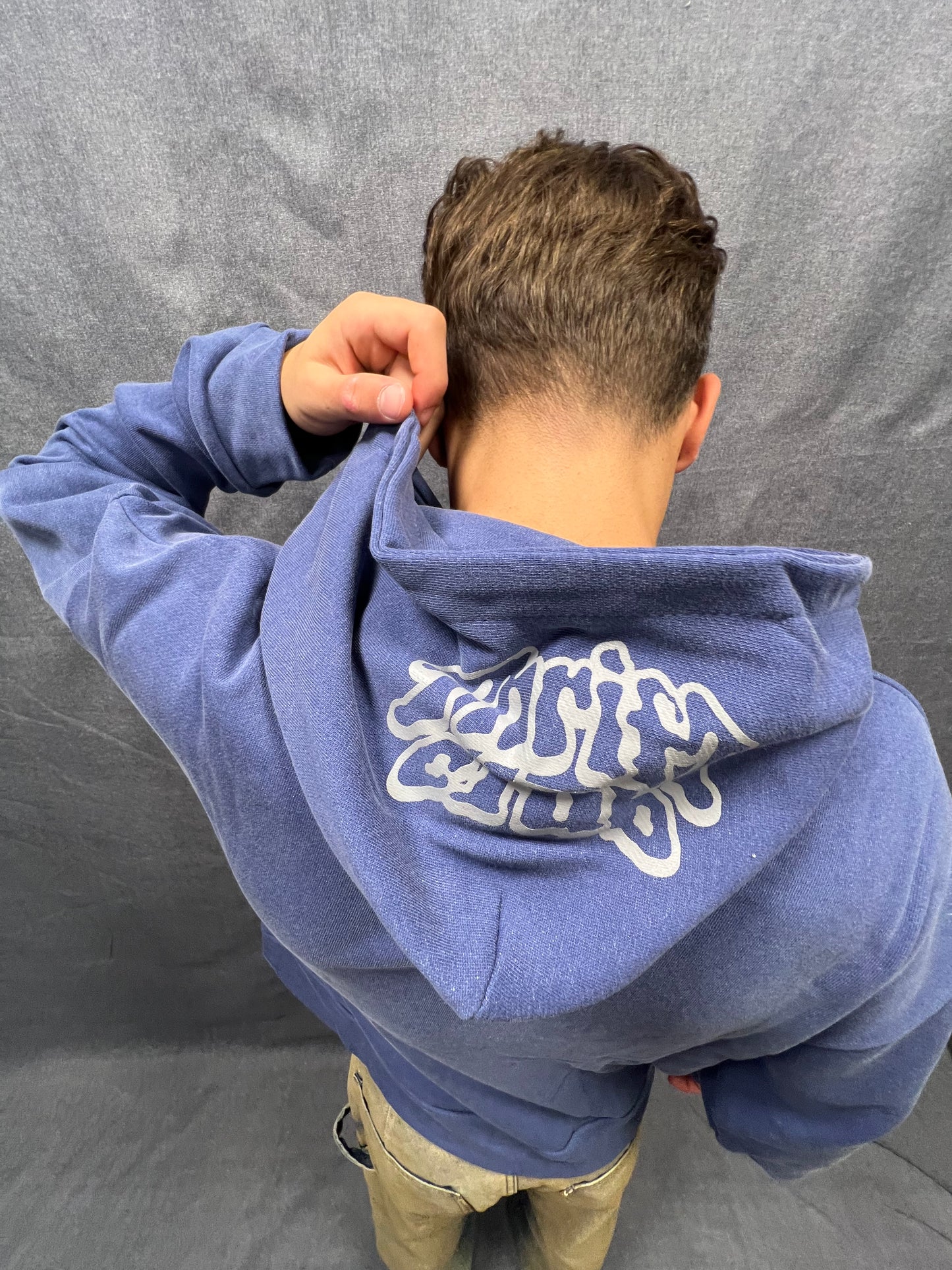 FELPA BOXY FIT BLU CON CAPPUCCIO LACERATA CON STAMPA