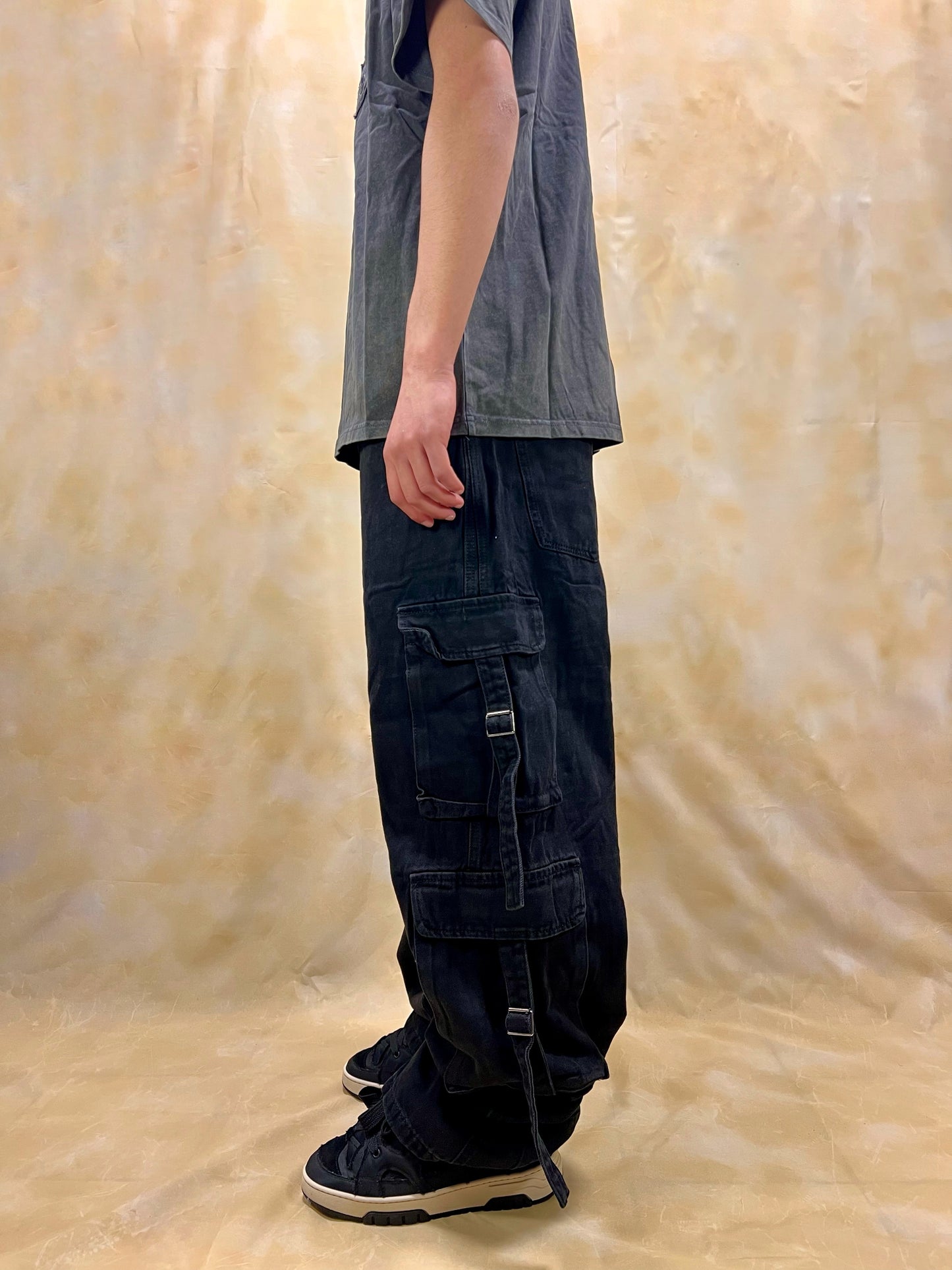 JEANS CARGO BAGGY FIT NERI CON TASCHE UTILITY E FIBBIE
