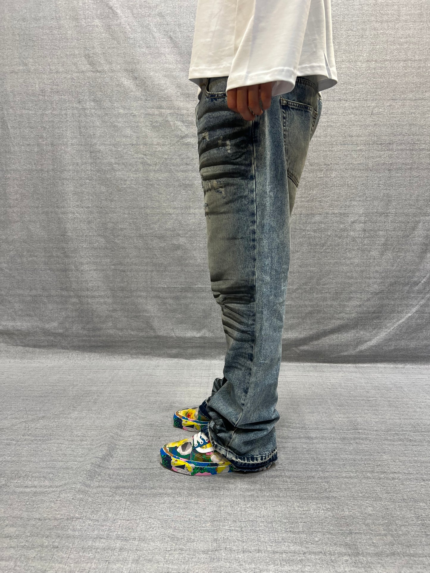 JEANS FLARE FIT BLU INDACO CHIARO STAMPA TROMPE L’ŒIL LAVAGGIO STONE CON ABRASIONI