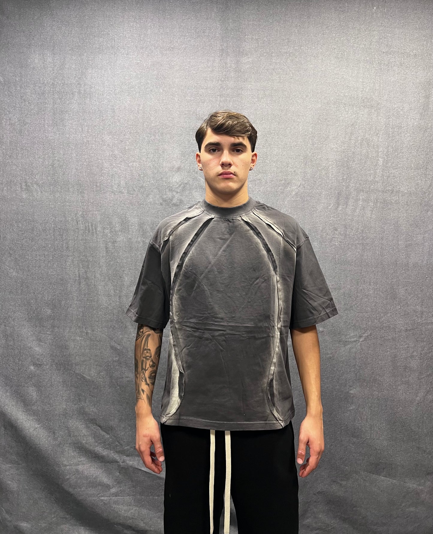 T-SHIRT BOXY FIT GRIGIA CON CUCITURE A TAGLIO VIVO EFFETTO SLAVATO