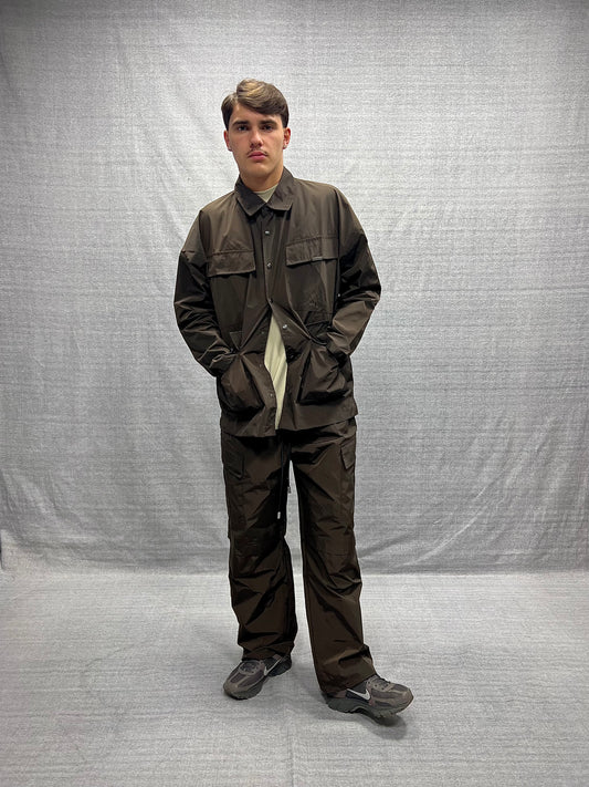 COORDINATO CARGO RELAXED FIT MARRONE BRUCIATO CON TASCHE UTILITY IN TESSUTO TECNICO