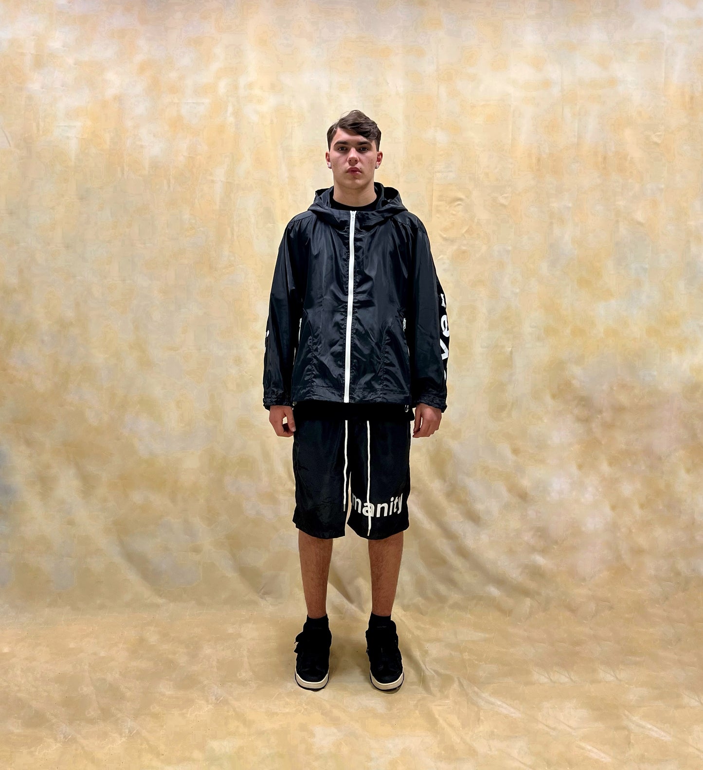 COORDINATO RELAXED FIT NERO IN TESSUTO TECNICO IDROREPELLENTE CON STAMPA