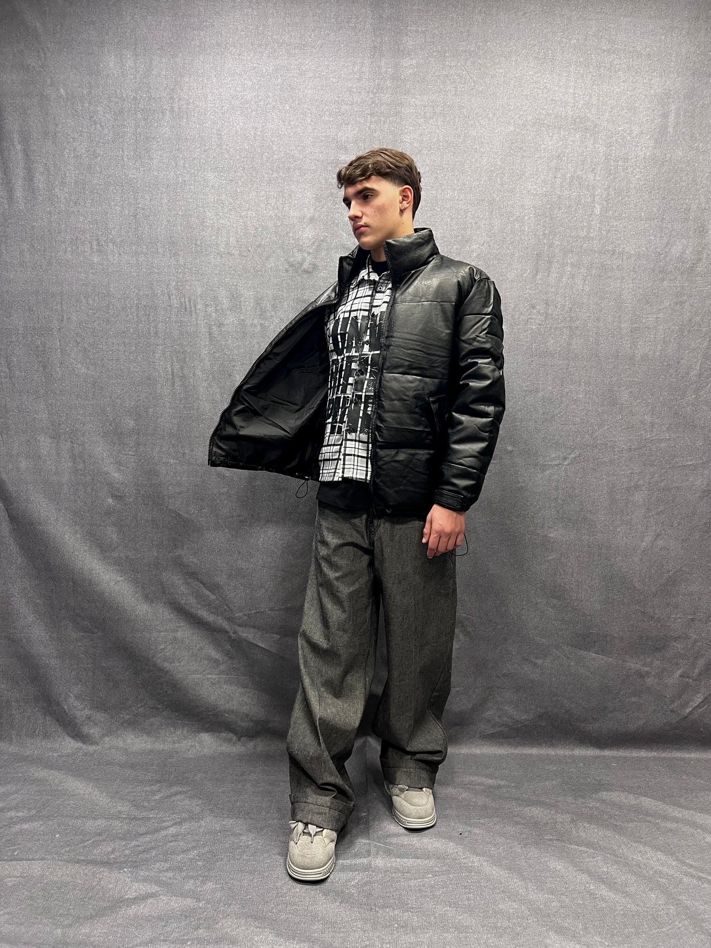 GIUBBINO PUFFER NERO IMBOTTITO IN ECOPELLE LUCIDO