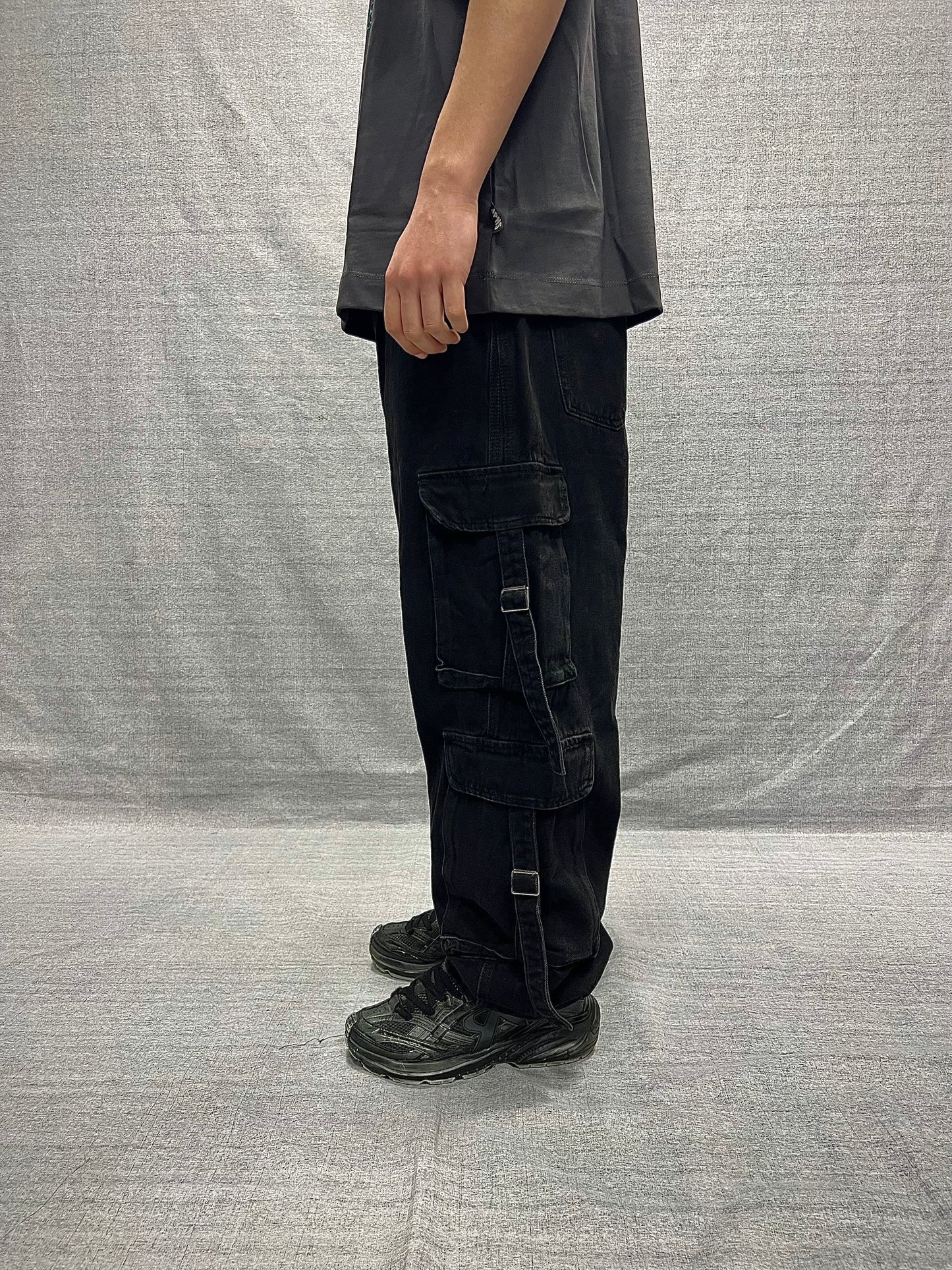 JEANS CARGO BAGGY FIT NERI CON TASCHE UTILITY E FIBBIE