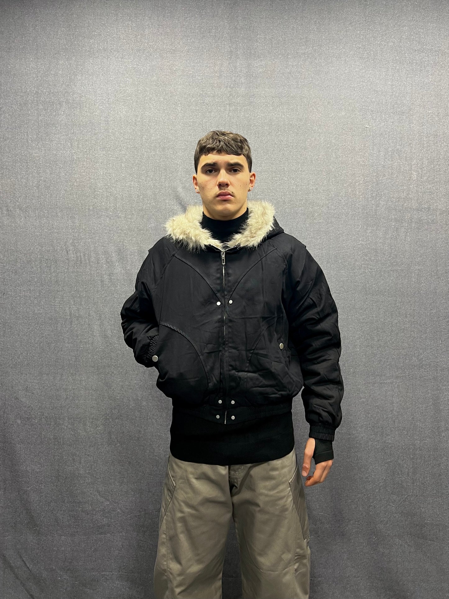 GIUBBINO BOMBER CROP FIT NERO CON TRAPUNTATO CAPPUCCIO CON PELLICCIA