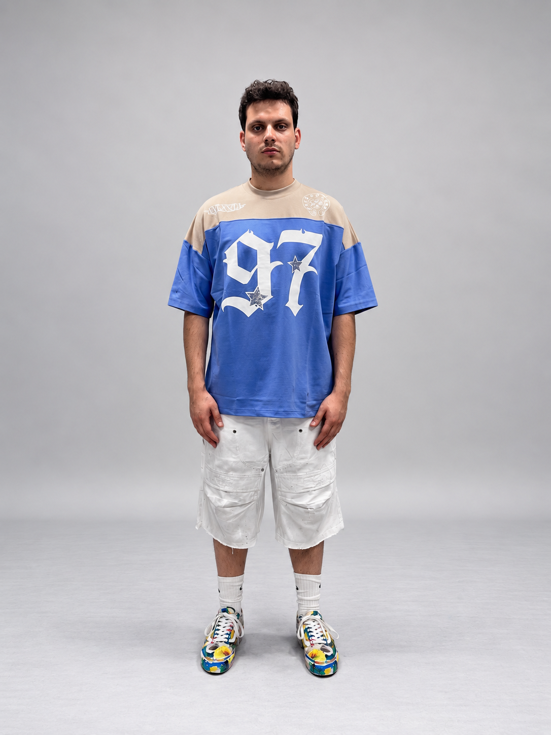 T-SHIRT BOXY FIT AZZURA E BEIGE CON BRILLANTINI E STAMPA GRAFICA