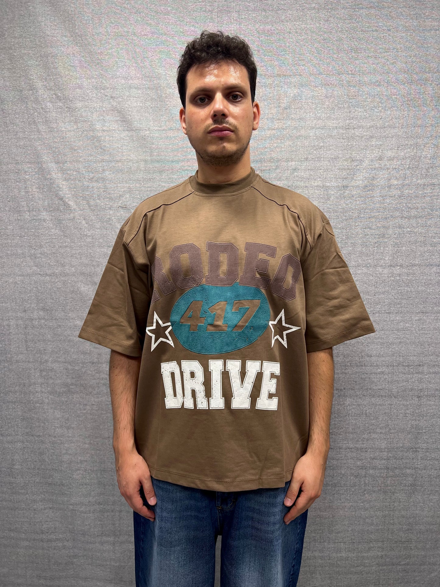 T-SHIRT BOXY FIT MARRONE CON STAMPA GRAFICA SLAVATA DTG