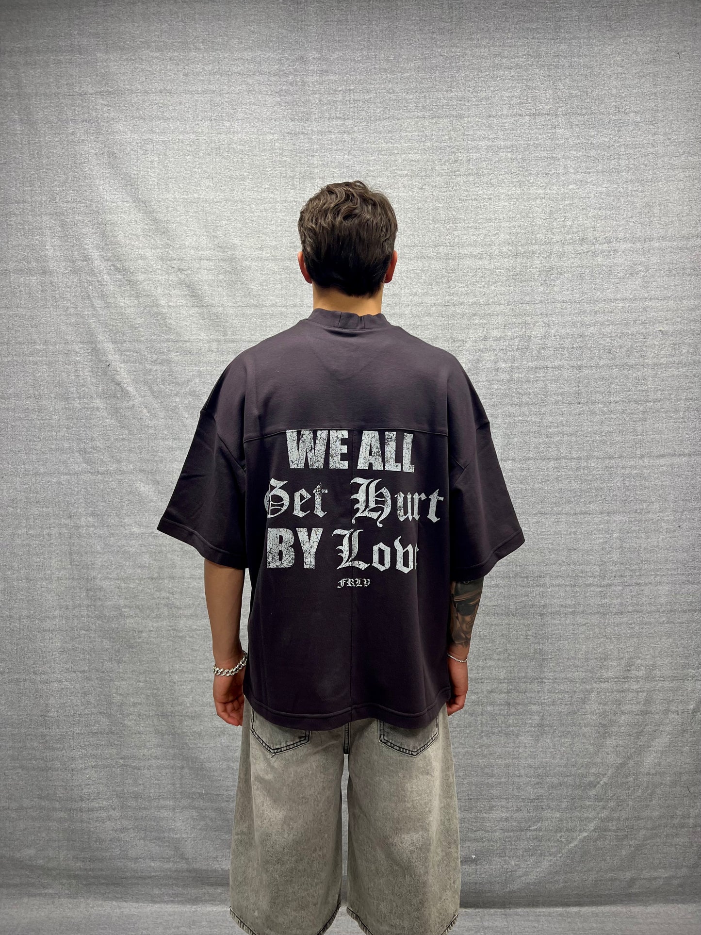 T-SHIRT JERSEY BOXY FIT GRIGIO SCURO CON SCOLLO A V E STAMPA GRAFICA SLAVATA