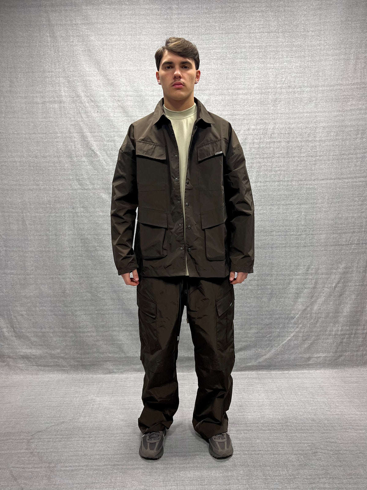 COORDINATO CARGO RELAXED FIT MARRONE BRUCIATO CON TASCHE UTILITY IN TESSUTO TECNICO