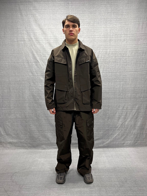 COORDINATO CARGO RELAXED FIT MARRONE BRUCIATO CON TASCHE UTILITY IN TESSUTO TECNICO