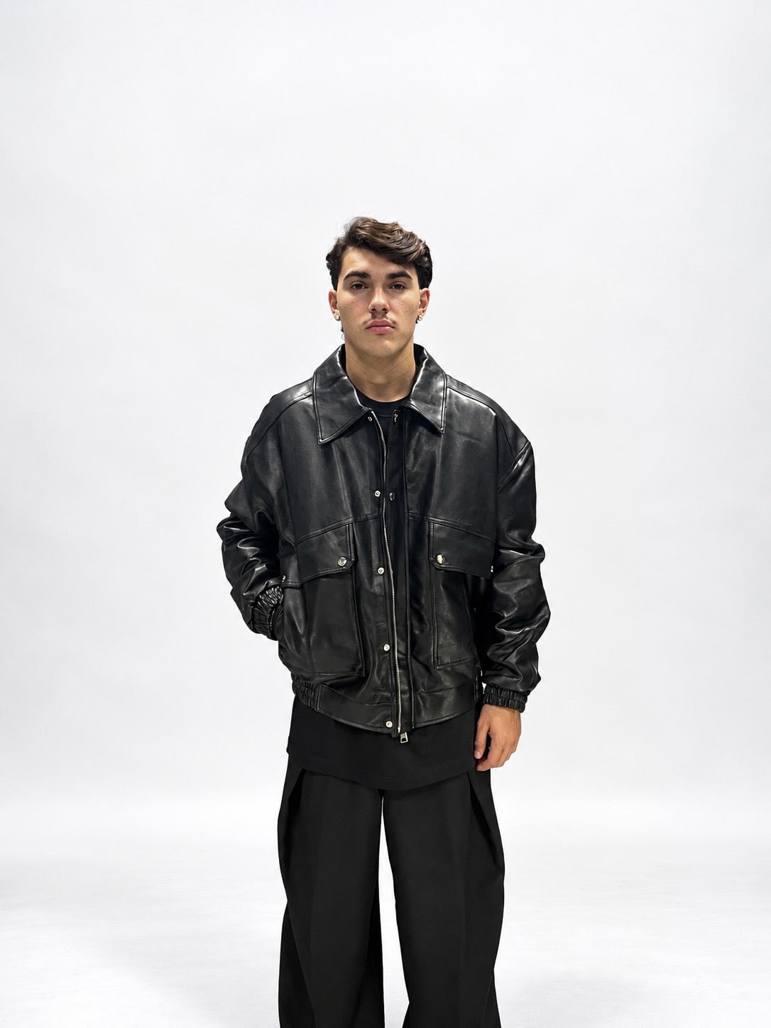 GIUBBINO BOMBER CROP FIT NERO TRAPUNTATO IN ECOPELLE