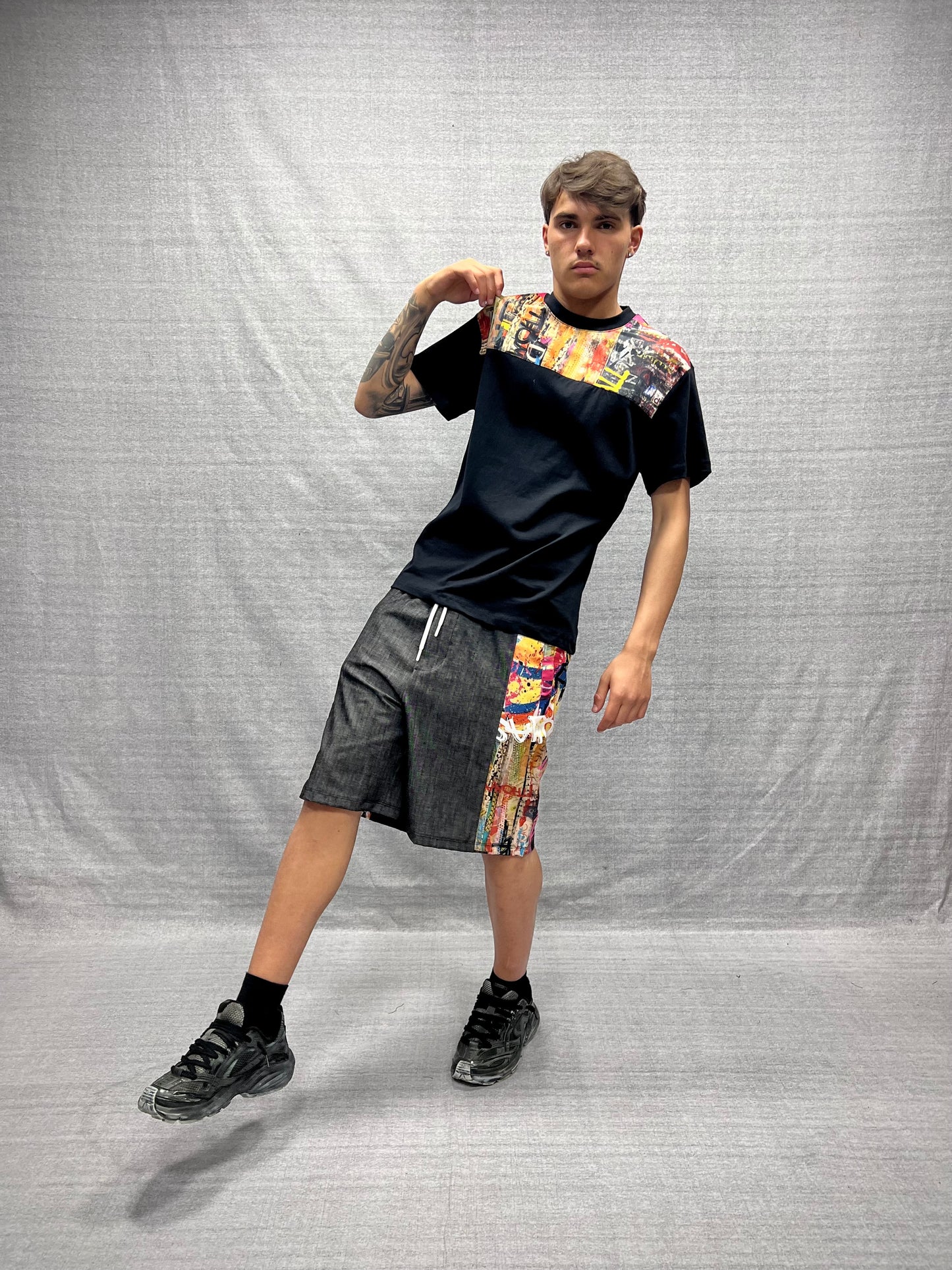 T-SHIRT BOXY FIT NERA CON STAMPA GRAFICA SUBLIMATICA RICAMATA