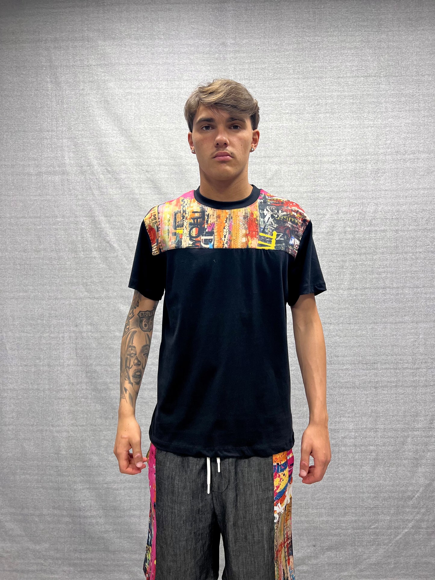 T-SHIRT BOXY FIT NERA CON STAMPA GRAFICA SUBLIMATICA RICAMATA