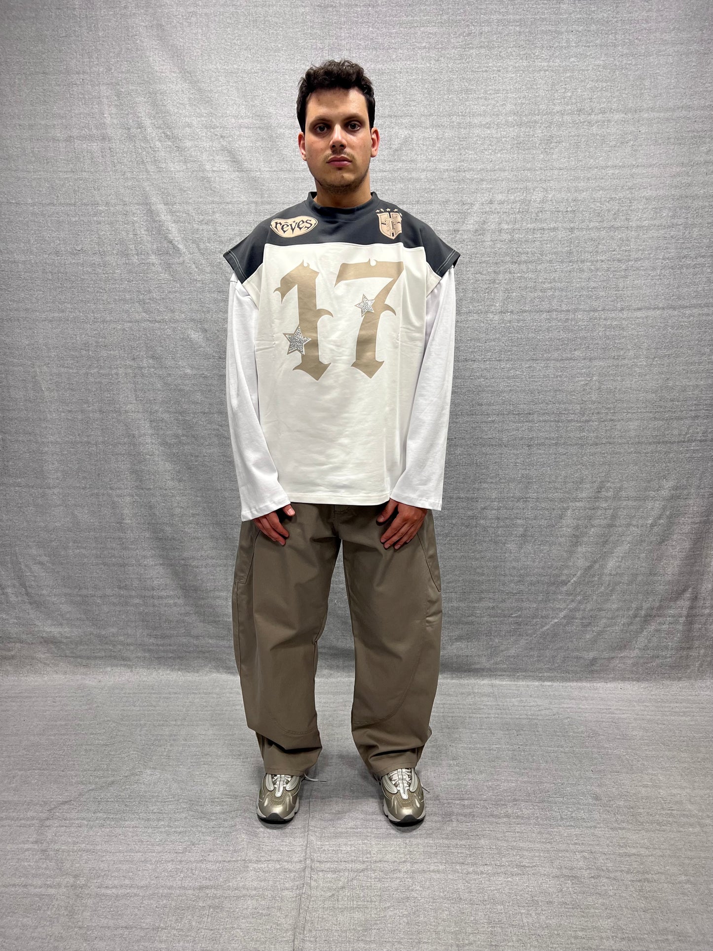 CANOTTA RELAXED FIT BIANCA E GRIGIA CON BRILLANTINI E STAMPA GRAFICA