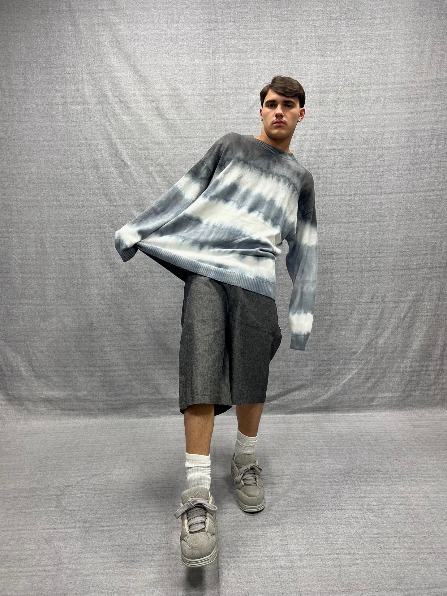 MAGLIONE RELAXED FIT GRIGIO E BIANCO EFFETTO TIE DYE