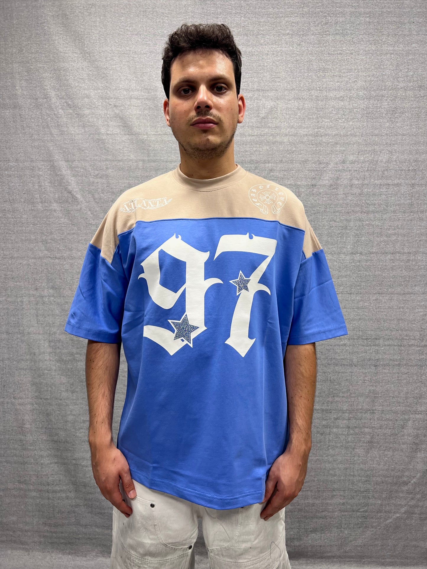 T-SHIRT BOXY FIT AZZURA E BEIGE CON BRILLANTINI E STAMPA GRAFICA
