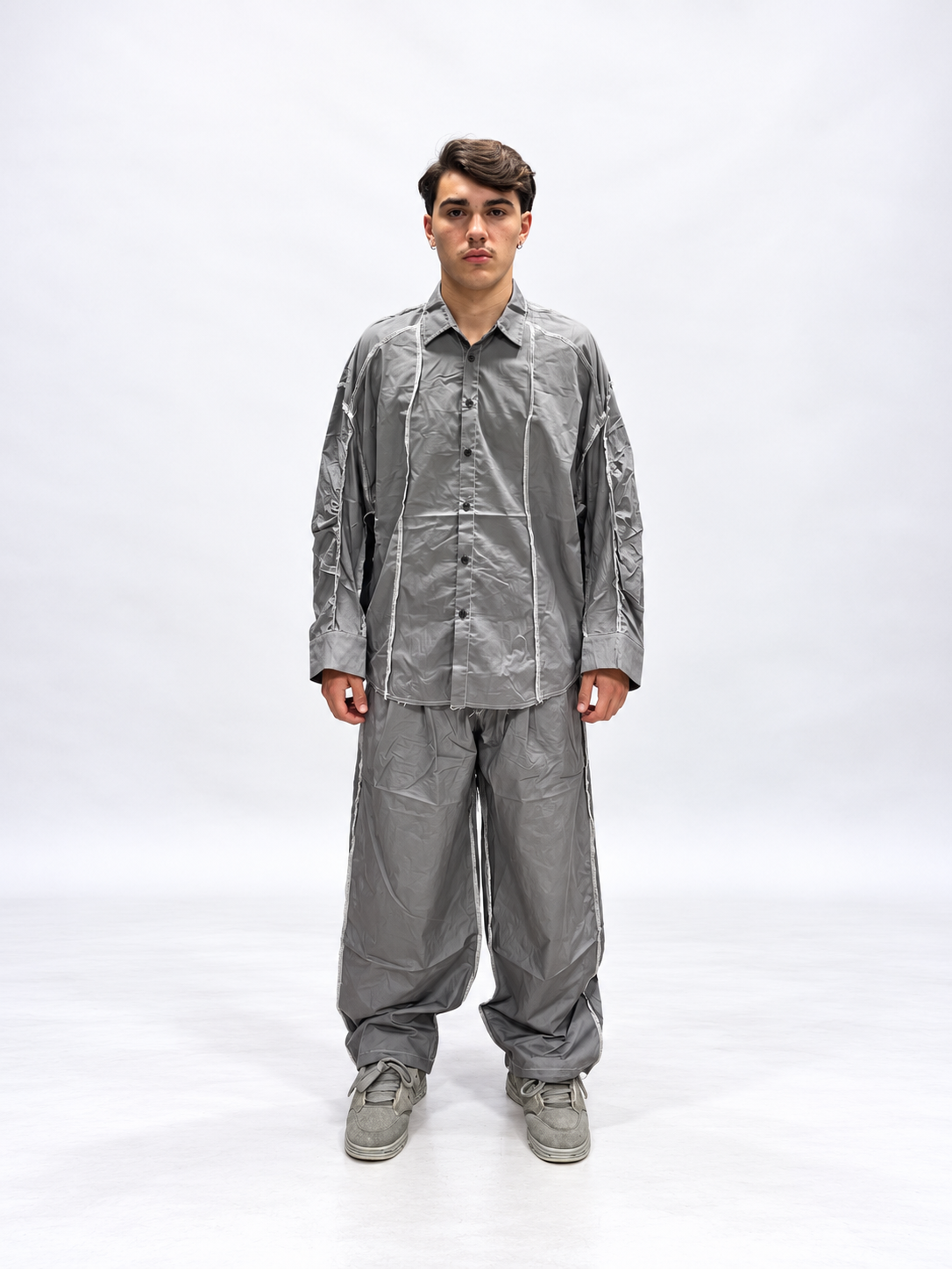 COORDINATO RELAXED FIT GRIGIO CON CUCITURE A TAGLIO VIVO A CONTRASTO