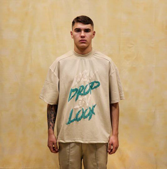 T-SHIRT BOXY FIT BEIGE CON STAMPA DI SCRITTA IN RILIEVO CON MANICA RAGLAN