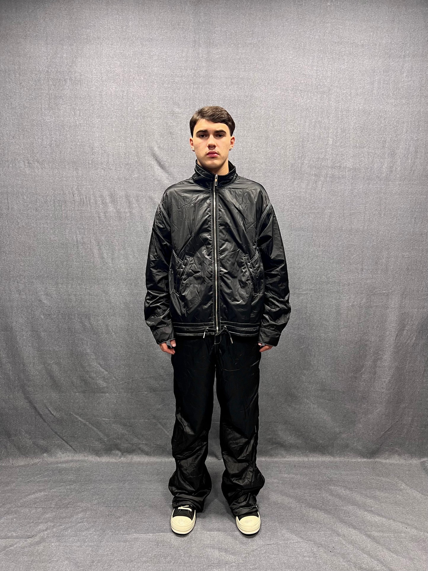 BLACK RELAXED FIT COORDINATED SET IN WAXED TECHNICAL FABRIC WITH CONTRAST STITCHING