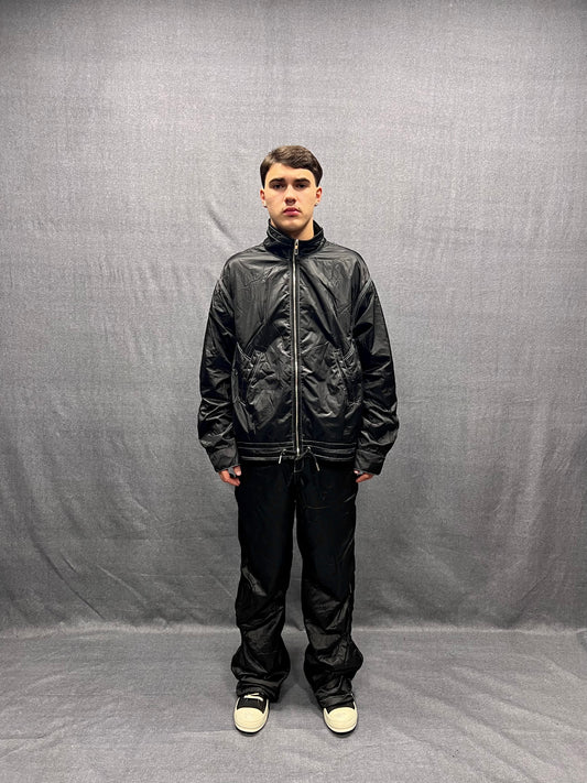 COORDINATO RELAXED FIT NERO IN TESSUTO TECNICO CERATO CON CUCITURE A CONTRASTO