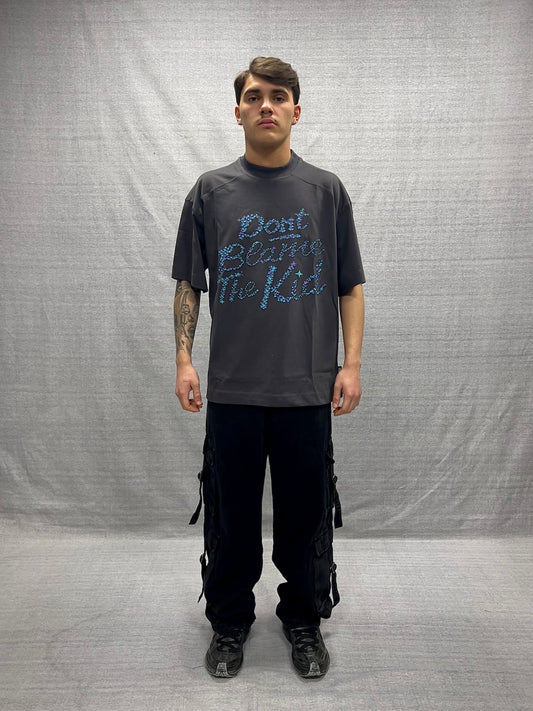 T-SHIRT BOXY FIT GRIGIO SCURO CON STAMPA GRAFICA IN RILIEVO