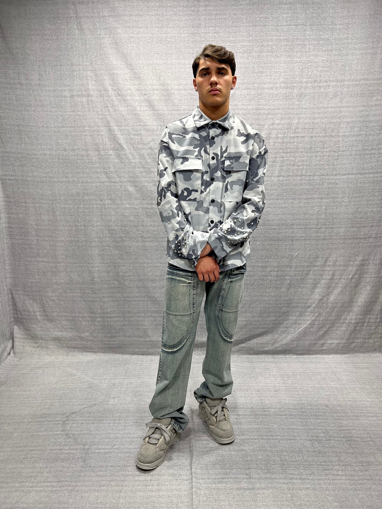 CAMICIA RELAXED FIT GRIGIA CAMOUFLAGE MILITARE CON BRILLANTINI E APPLICAZIONI