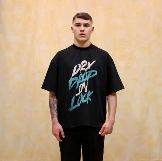 T-SHIRT BOXY FIT NERA CON STAMPA DI SCRITTA IN RILIEVO CON MANICA RAGLAN