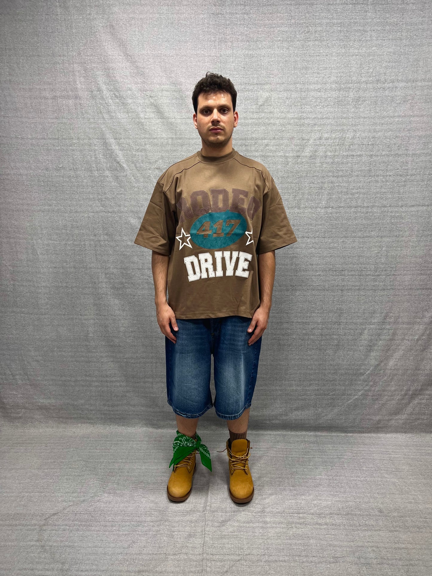 T-SHIRT BOXY FIT MARRONE CON STAMPA GRAFICA SLAVATA DTG
