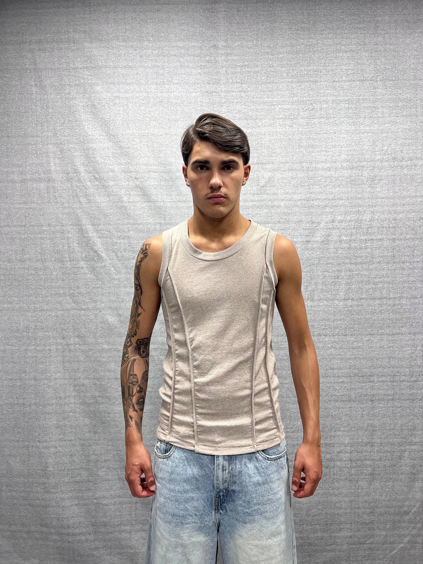 CANOTTA BASIC BEIGE A COSTE CON CUCITURE RIBATTUTE