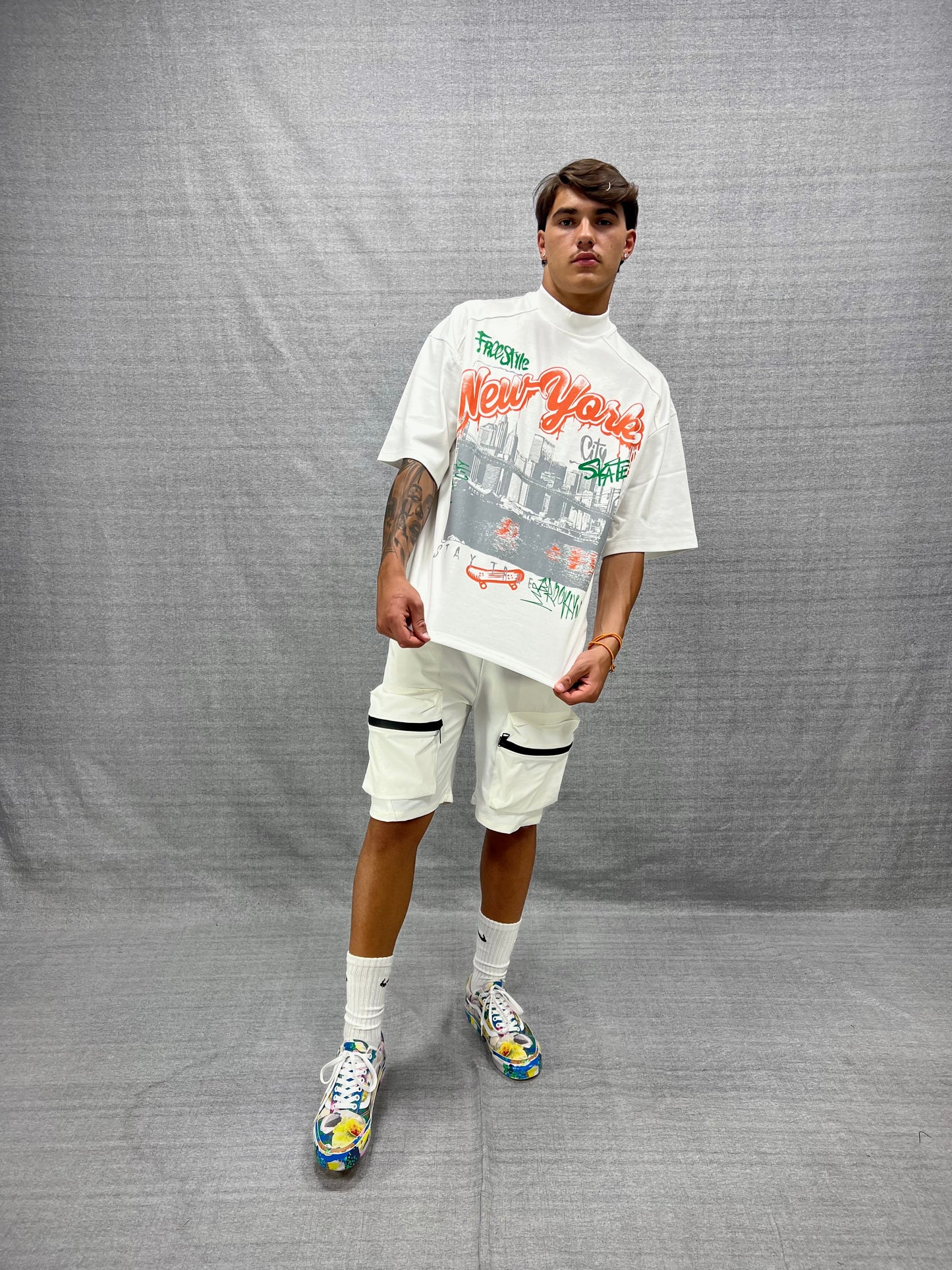 T-SHIRT BOXY FIT BIANCA CON STAMPA GRAFICA MULTICOLOR DTG