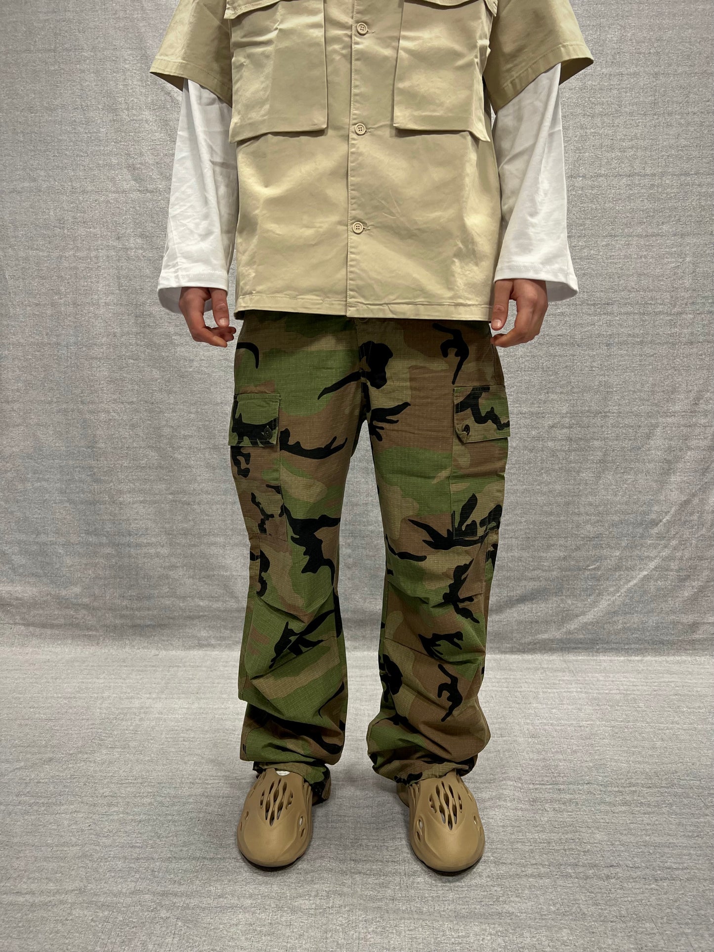 PANTALONI CARGO RELAXED FIT CAMOUFLAGE MILITARE CON TASCHE UTILITY