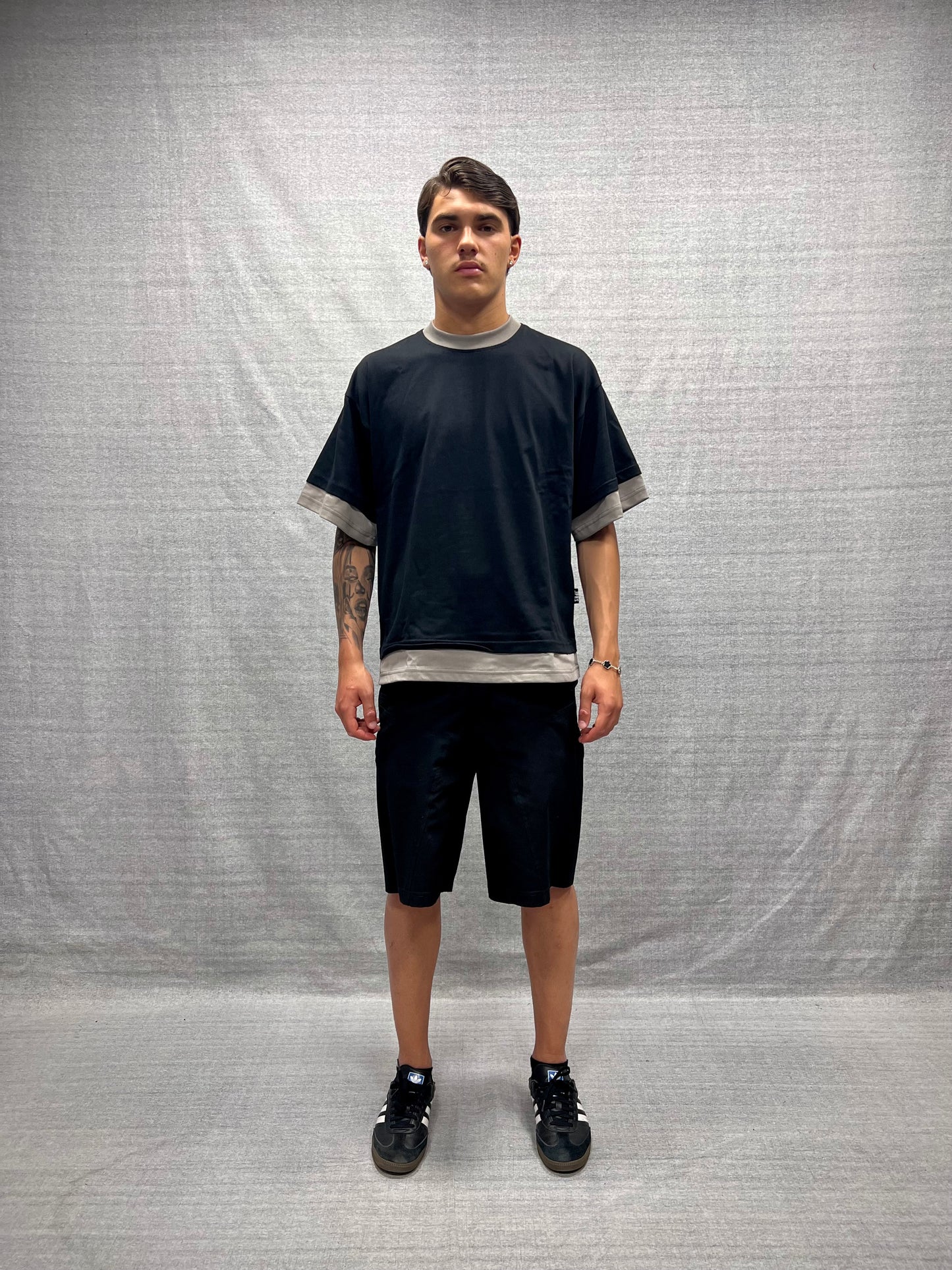 T-SHIRT BOXY FIT NERA E TORTORA CON DOPPIE MANICHE E STAMPA GRAFICA