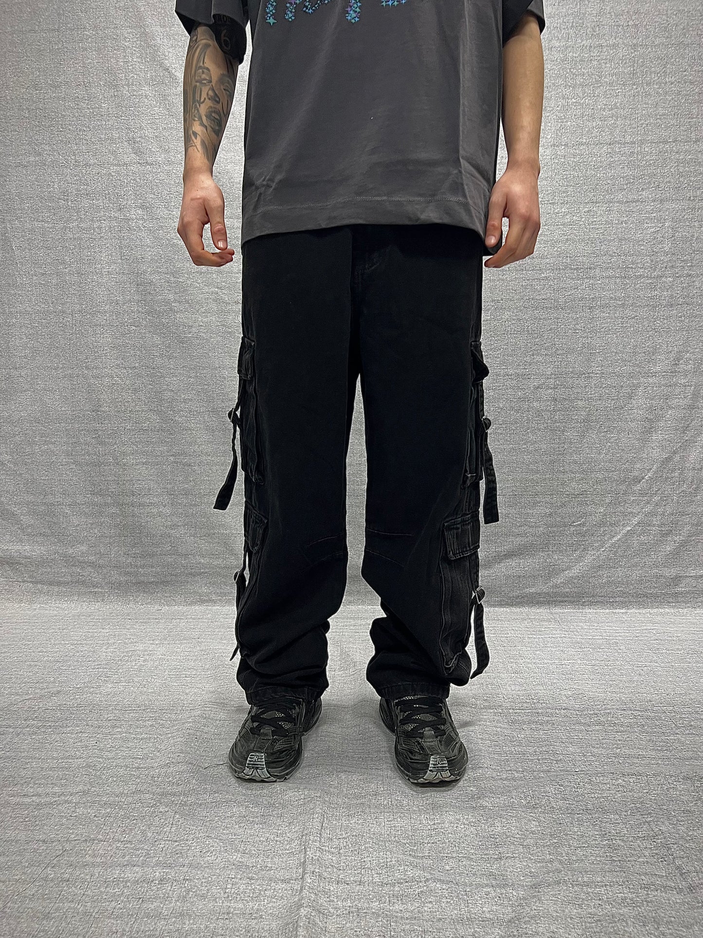JEANS CARGO BAGGY FIT NERI  CON TASCHE UTILITY E FIBBIE